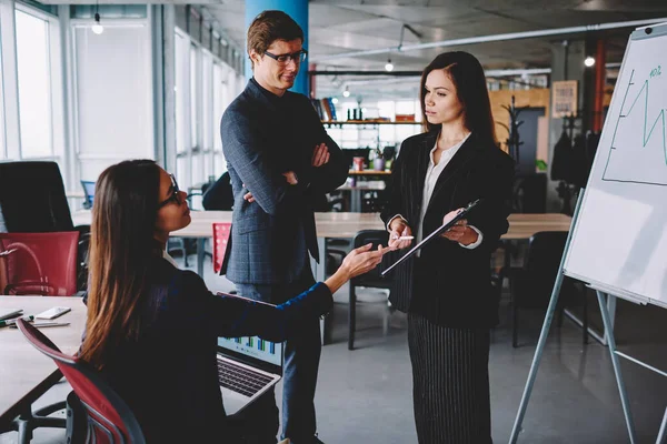 Jóvenes Tripulantes Colegas Masculinos Femeninos Consultoría Durante Trabajo Productivo Empresa — Foto de Stock