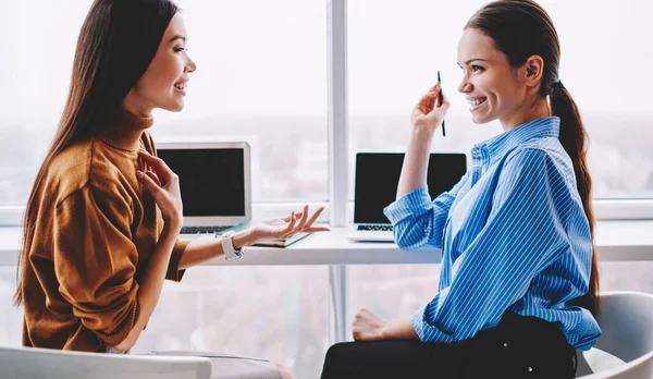 Empleadas Felices Divirtiéndose Juntas Discutiendo Exitoso Proyecto Oficina Alegres Colegas — Foto de Stock