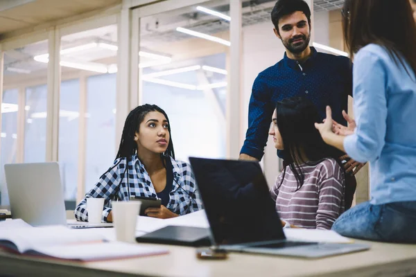 Des Collègues Multiraciaux Concentrés Réunissant Table Avec Des Ordinateurs Portables — Photo