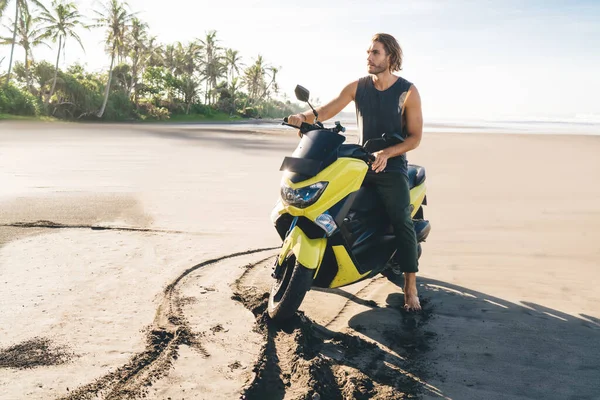 Full Body Confident Young Bearded Male Traveler Riding Modern Motorbike — Foto Stock
