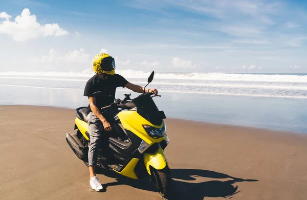 Unrecognizable Biker Casual Wear Helmet Stylish Motorbike Enjoying Freedom While — Foto de Stock