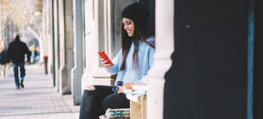  Komik kadın milenyumu içerik metni okumak ve akıllı telefon ağı kurmak için boş zamanlarında gülümsemek.