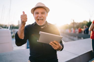  Dokunmatik blogları olan neşeli yaşlı blogcu tatillerde mutluluğu hissetti.