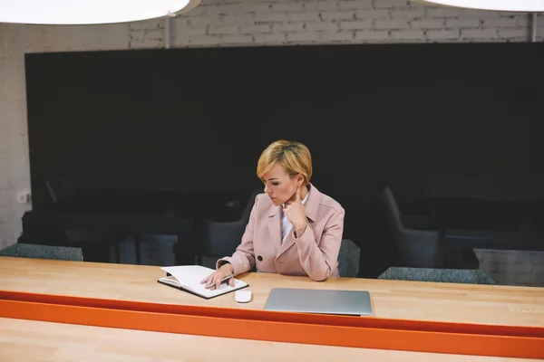 Resmi Kıyafetli Odaklanmış Kadın Yöneticinin Yüksek Açısı Büyük Modern Ofiste — Stok fotoğraf