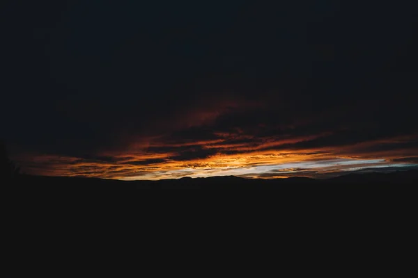 Minimalist Landscape Burning Line Golden Amazing Sunset Illuminating Black Clouds — Fotografia de Stock