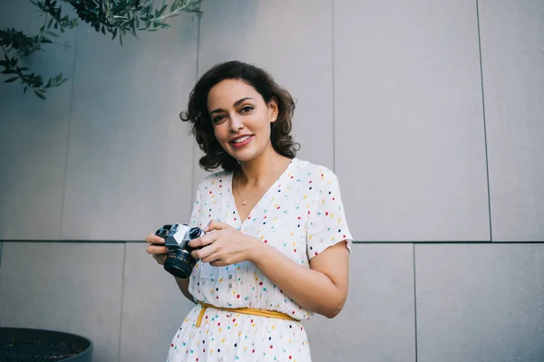 Счастливая Женщина Зубастой Улыбкой Короткими Волосами Смотрит Камеру Стоящую Фотокамерой — стоковое фото