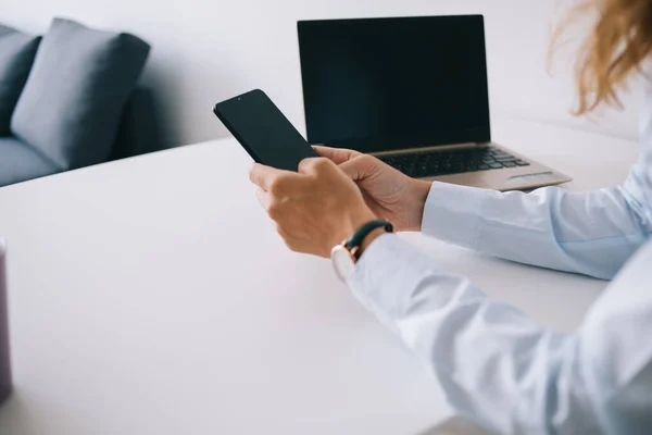 Side View Crop Anonymous Employee Light Shirt Sitting White Table — Stockfoto