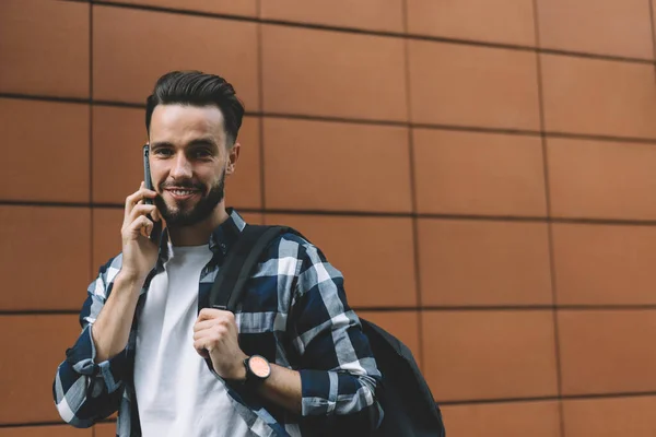Cheerful Hipster Guy Backpack Smiling Camera While Calling Family Discussing — Stock Photo, Image