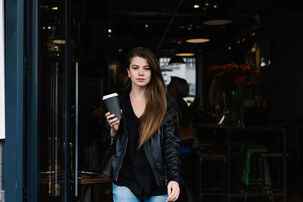 Jonge Vrouw Met Lang Haar Trendy Outfit Komt Uit Cafe — Stockfoto
