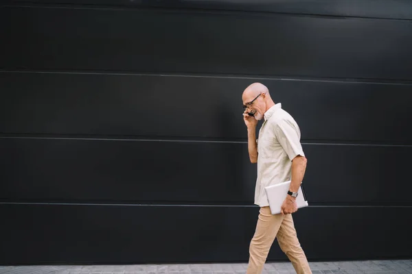 Boční Pohled Starší Muž Turista Optických Brýlích Chůze Městském Prostředí — Stock fotografie