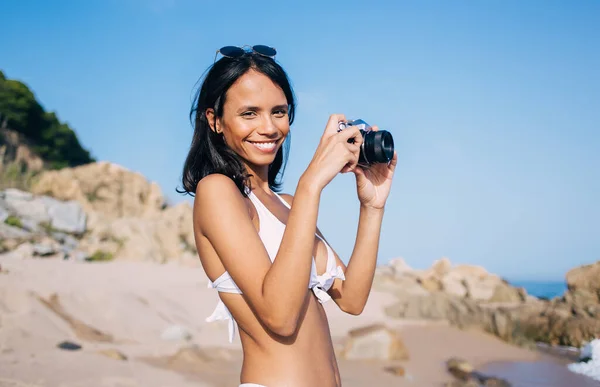 Πορτρέτο Της Ευτυχούς Γυναίκας Κρατώντας Vintage Τεχνολογία Κάμερα Και Χαμογελώντας — Φωτογραφία Αρχείου