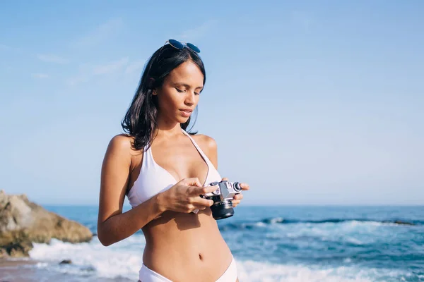 Mooie Vrouw Amateur 20S Controleren Instelling Ouderwetse Camera Genieten Van — Stockfoto