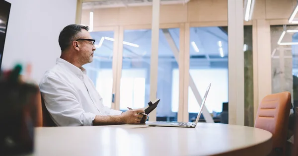 Vista Laterale Serio Uomo Affari Adulto Seduto Moderno Posto Lavoro — Foto Stock