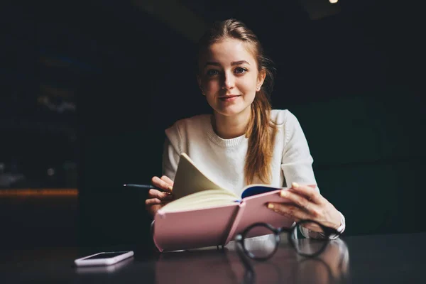 Lage Hoek Van Glimlachende Vrouw Casual Kleding Kijken Naar Camera — Stockfoto