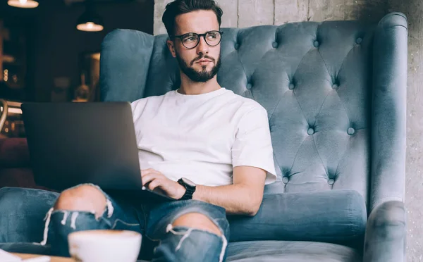 Pensive Mannelijke Software Ontwikkelaar Optische Brillen Voor Ogen Correctie Doordachte — Stockfoto