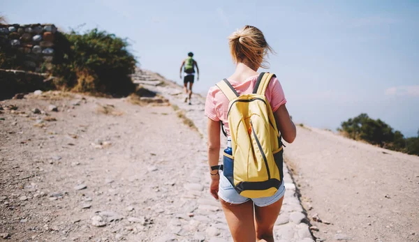 Back View Anonymous Female Traveler Backpack Strolling Pathway Blurred Male — Stockfoto