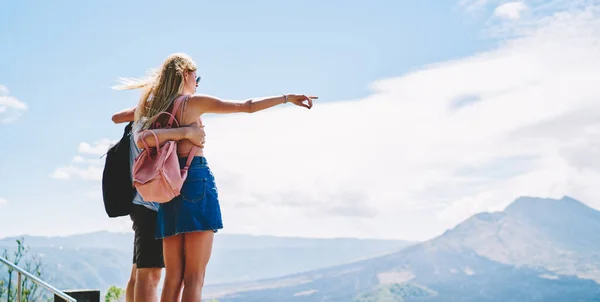 Vista Laterale Giovane Donna Uomo Che Abbracciano Godono Paesaggio Mentre — Foto Stock