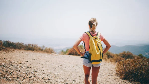 Vista Trasera Turista Femenina Sin Rostro Que Usa Atuendo Casual —  Fotos de Stock