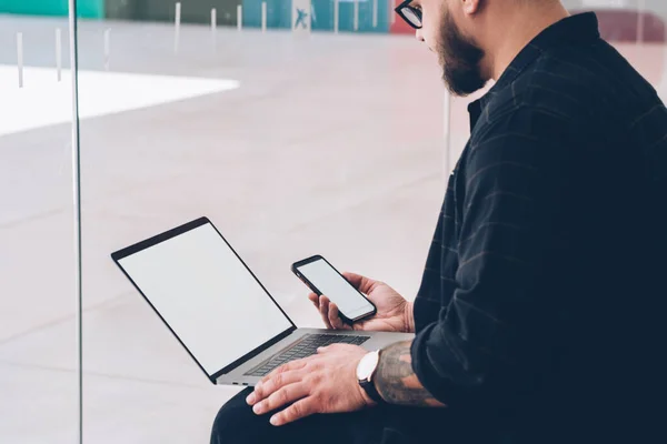 Elinde Dövmesi Olan Boş Dizüstü Bilgisayar Akıllı Telefon Ekranlarına Bakan — Stok fotoğraf