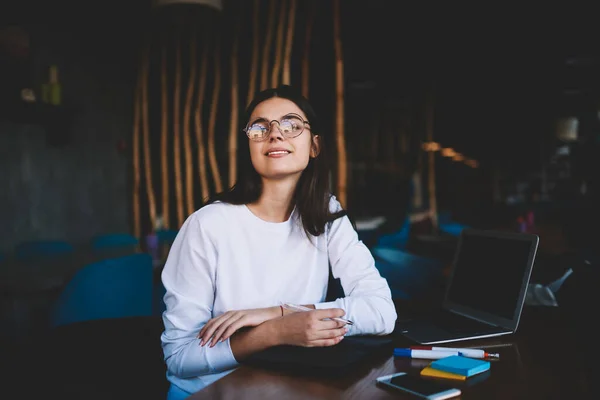 Tevreden Bruin Haar Vrouwelijke Freelancer Het Nemen Van Notities Weg — Stockfoto