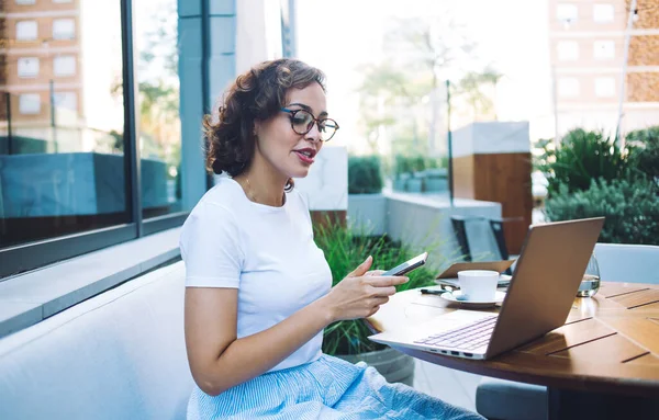 Vue Latérale Jeune Pigiste Souriante Vêtements Décontractés Lunettes Assise Table — Photo