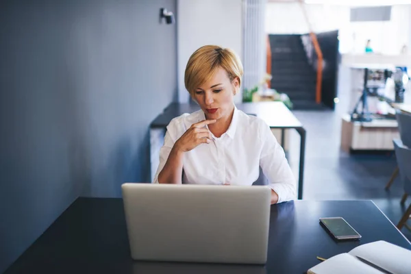 Serious Female Worker White Shirt Sitting Table Modern Office Browsing — Stock Photo, Image