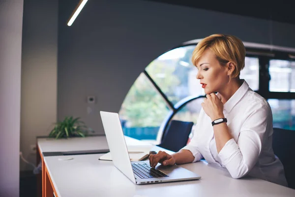 Side View Focused Female Manager Short Hair Hand Chin Finding — Stock fotografie