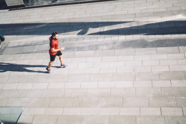 Dari Atas Tampilan Pelari Laki Laki Berlari Trotoar Kota Dan — Stok Foto