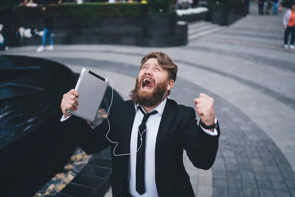 Fentről Egy Férfi Hivatalos Öltönyben Táblagéppel Fülhallgatóval Felnéz Felemeli Kezét — Stock Fotó