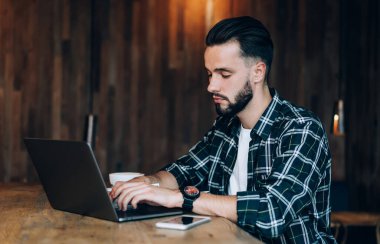 Veritabanının web programlama güncelleme sistemi için netbook teknolojisini kullanan Kafkas yazılım geliştiricisi