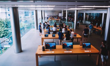 Gündelik giysiler giyen, bilgisayarda çalışan ve Kuala Lumpur 'daki modern ofiste yeni iş projelerini tartışan insanlardan.