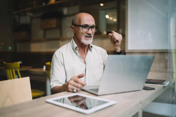 Ångestfull Gammal Man Förtvivlan Med Knytnäve Hand Tittar Misstro Bärbar — Stockfoto