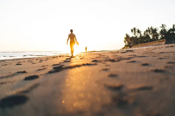 Pozemní Úroveň Zadní Pohled Nepoznatelný Mužský Surfař Nahým Trupem Kráčející — Stock fotografie