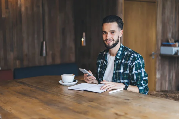 Portret Van Een Blanke Mannelijke Schrijver Met Een Mobieltje Educatie — Stockfoto