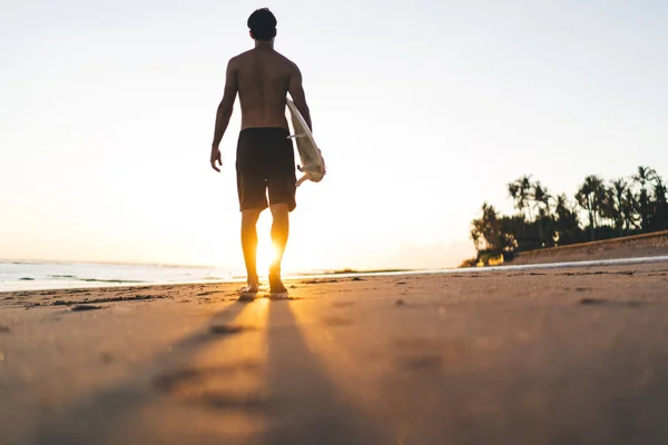 Vista Trasera Del Hombre Sosteniendo Una Tabla Surf Profesional Disfrutando — Foto de Stock