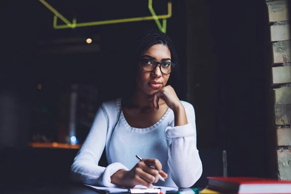 Koncentrerad Afroamerikansk Kvinnlig Frilansare Avslappnade Kläder Med Glasögon Och Hand — Stockfoto