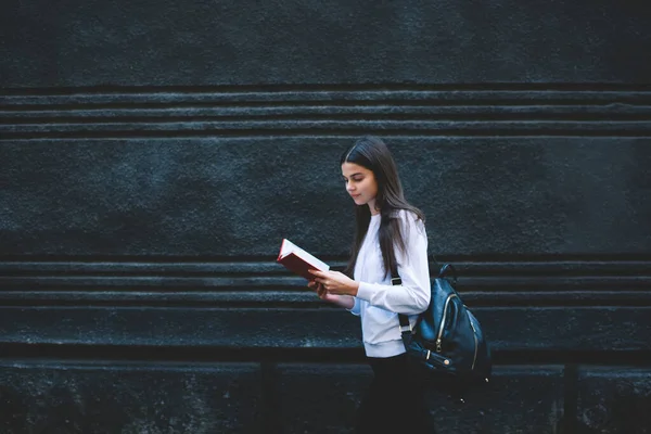 Zijaanzicht Van Jonge Dromerige Vrouwelijke Student Casual Outfit Rugzak Staan — Stockfoto