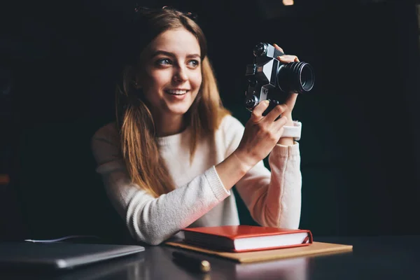 Happy Woman Casual Wear Leaning Table Laptop Notebook Looking Away — Stockfoto