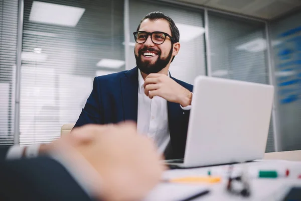 Homem Alegre Com Barba Terno Formal Óculos Usando Laptop Sentado — Fotografia de Stock