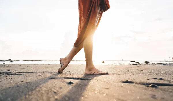 Side View Crop Barefoot Faceless Female Casual Clothes Walking Sandy — Stockfoto