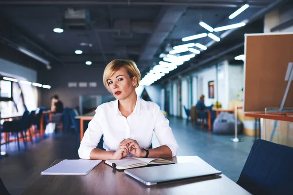 Middle Aged Female Worker Looking Camera Sitting Table Laptop Notebook — 图库照片