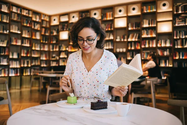 Young Glad Female Eyeglasses Textbook Sitting Table Delicious Mousse Chocolate — Stock Photo, Image