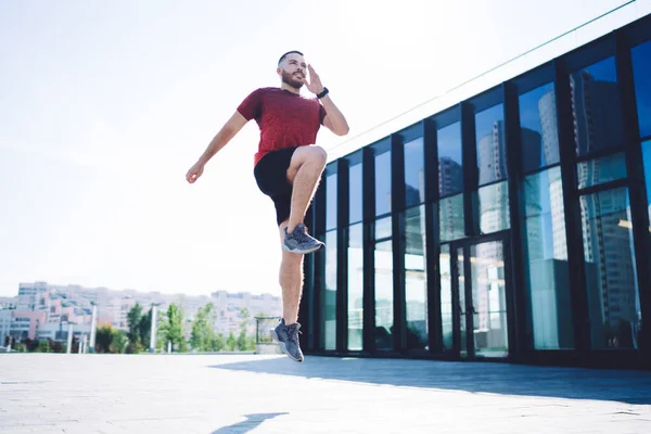 Spor Kıyafetli Atletik Bir Erkeğin Antrenman Sırasında Camdan Duvarları Olan — Stok fotoğraf
