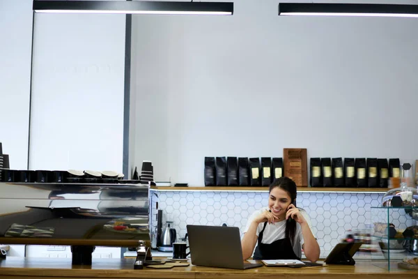 Alegre Gerente Femenina Cafetería Haciendo Llamada Teléfono Inteligente Que Confirma — Foto de Stock