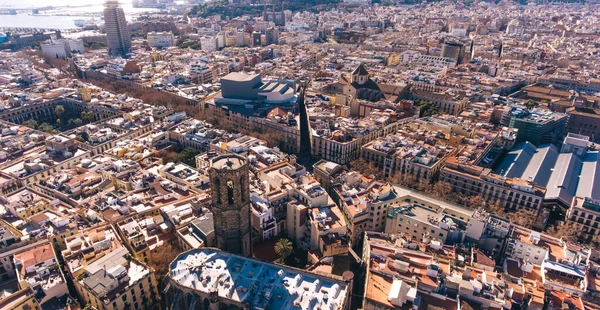 歴史的なバルセロナの住宅街に位置する住宅や塔を持つ古い建物と高齢者の都市の空中ビュースペイン — ストック写真