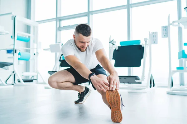 Corps Complet Jeune Homme Souriant Persistant Vêtements Sport Étirant Les — Photo