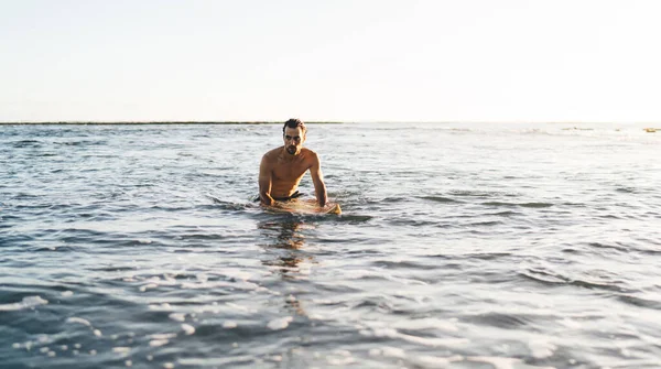 Alleen Kaukasische Surfer Met Sexy Lichaam Rustend Het Peddelen Een — Stockfoto