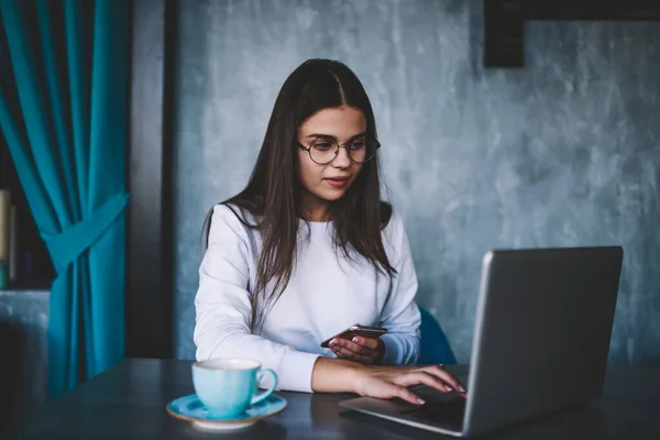 Concentrated Female Freelancer Sitting Table Cafe Mobile Phone Browsing Modern — Stockfoto