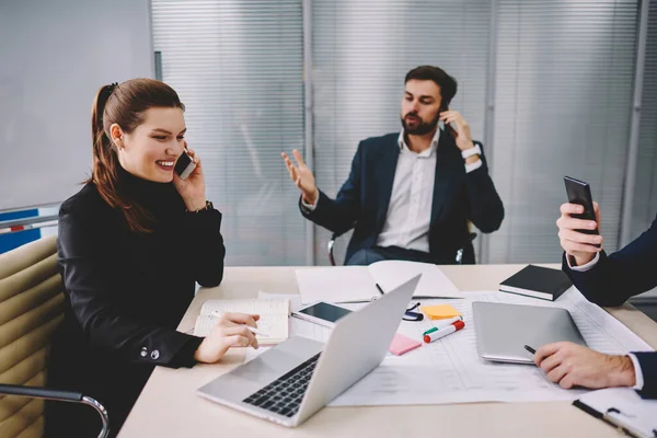 Zelfverzekerde Volwassen Ondernemers Gekleed Formele Kleding Met Pauze Praten Smartphone — Stockfoto