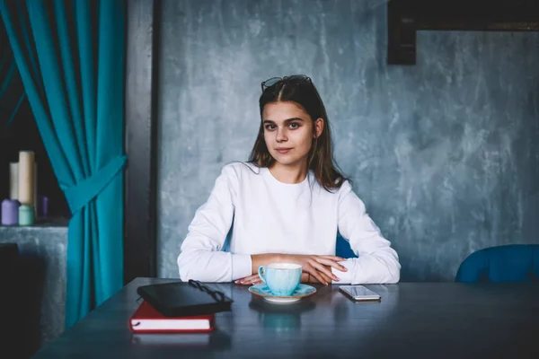 Mujer Joven Ropa Blanca Sentada Mesa Con Una Taza Libros —  Fotos de Stock